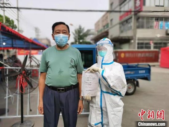 扬州大叔倾情写诗 别样致谢感动常州“90后”护士。 冯凯 摄 扬州大叔倾情写诗 别样致谢感动常州“90后”护士。 冯凯 摄