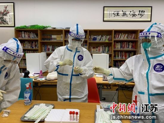 医护人员在核酸检测中,2,防疫工作现场 图片作者:马圳 医护人员在核酸检测中,2,防疫工作现场 图片作者:马圳