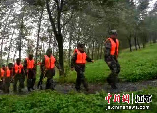 应急排查人员在大沙河堤坝巡查险情。 鹿楼镇政府供图 应急排查人员在大沙河堤坝巡查险情。 鹿楼镇政府供图
