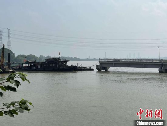  江苏扬州一桥梁被船队撞断。　徐珊珊　摄