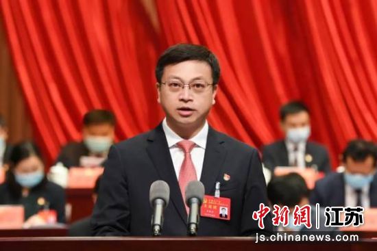 盐城市委书记曹路宝代表中国共产党盐城市第七届委员会向大会作报告。盐阜大众报报业集团供图 盐城市委书记曹路宝代表中国共产党盐城市第七届委员会向大会作报告。盐阜大众报报业集团供图