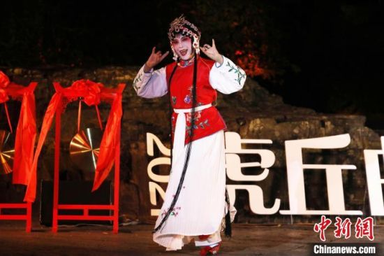 虎丘曲会现场 杭兴微 摄 虎丘曲会现场 杭兴微 摄