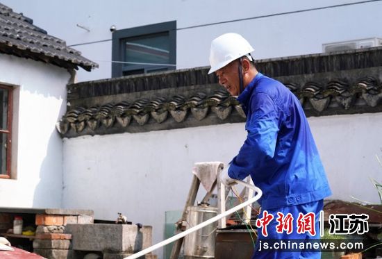 工作中的乡村电力网格员。(昆山电力公司供图) 工作中的乡村电力网格员。(昆山电力公司供图)