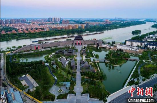 宿迁建成区绿地率、人均公园绿地面积均居全省前列。图为位于宿迁大运河畔的东关口历史公园。 宿迁市委宣传部供图 宿迁建成区绿地率、人均公园绿地面积均居全省前列。图为位于宿迁大运河畔的东关口历史公园。 宿迁市委宣传部供图