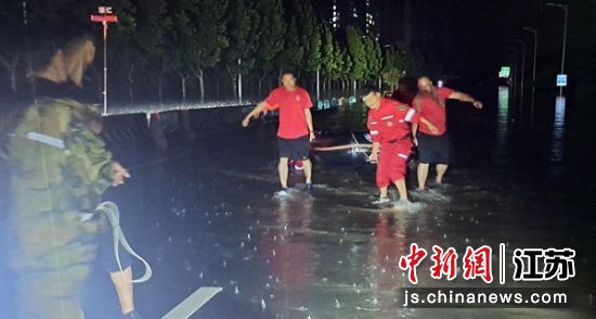 4、睢城平安义警在河南巩义市深夜救援。 李薛 摄 4、睢城平安义警在河南巩义市深夜救援。 李薛 摄