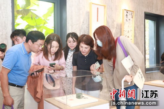 参观者围观展品。巴城镇供图 参观者围观展品。巴城镇供图