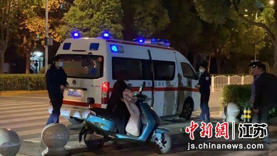 老人被救护车送往医院。盐城市第一小学供图 老人被救护车送往医院。盐城市第一小学供图