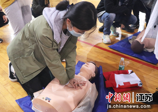 本次培训分为理论课和实践课两部分。线下培训过程中,老师通过情景引入,让同学们了解了在何种情况下才需使用心肺复苏术,初步构建了同学们对于应急救护的认知。南京医科大学供图 本次培训分为理论课和实践课两部分。线下培训过程中,老师通过情景引入,让同学们了解了在何种情况下才需使用心肺复苏术,初步构建了同学们对于应急救护的认知。南京医科大学供图