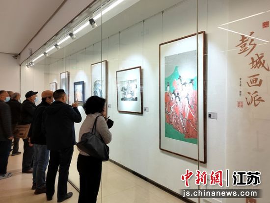 彭城画派作品吸引了大量爱好者参观。 朱志庚 摄 彭城画派作品吸引了大量爱好者参观。 朱志庚 摄