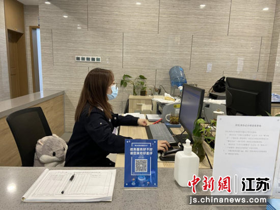放置在服务窗口的“好差评”二维码。党琳烨 摄 放置在服务窗口的“好差评”二维码。党琳烨 摄