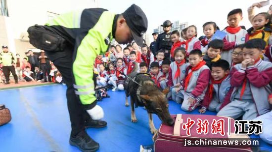 学生与警犬互动。盐都警方供图 学生与警犬互动。盐都警方供图