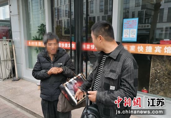 下班回家的民警偶遇流浪汉。 鼓楼警方供图 下班回家的民警偶遇流浪汉。 鼓楼警方供图