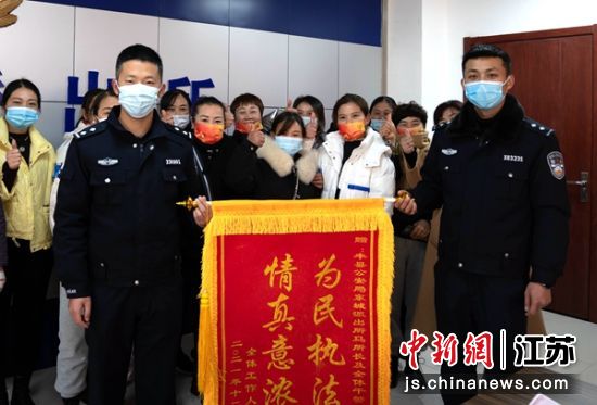 20余名打工者集体为办案民警送来锦旗以表感谢之情。 20余名打工者集体为办案民警送来锦旗以表感谢之情。