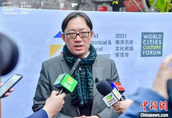 南京大学建筑与城市规划学院教授、建筑系主任鲁安东现场介绍文学之都小路的规划情况。 2021名城会组委会官方供图 南京大学建筑与城市规划学院教授、建筑系主任鲁安东现场介绍文学之都小路的规划情况。 2021名城会组委会官方供图