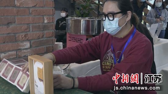 台湾青年创业者苏达峰售卖创业手工香皂。