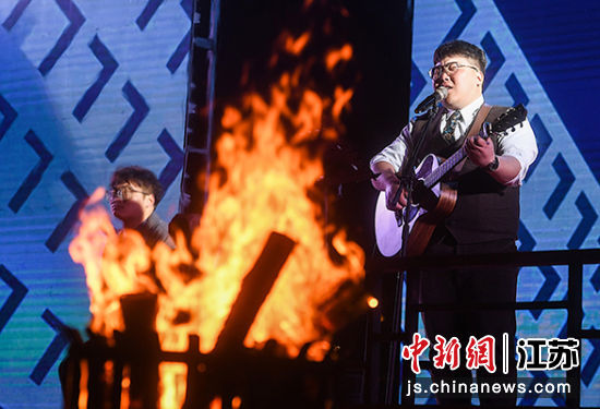 2021年12月31日，演�T在句容���A山千�A古村表演吉他��唱。邵丹 �z
