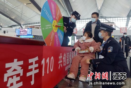 民警为旅客宣讲高铁安全出行知识和反诈常识。 民警为旅客宣讲高铁安全出行知识和反诈常识。
