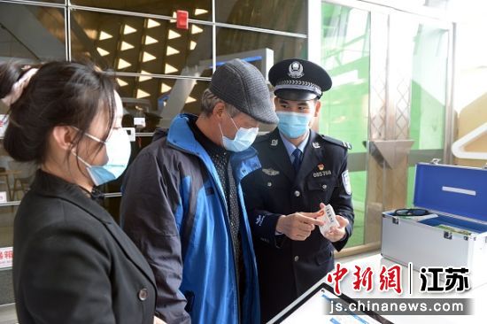 民警为旅客讲解便民医疗箱的使用方法。