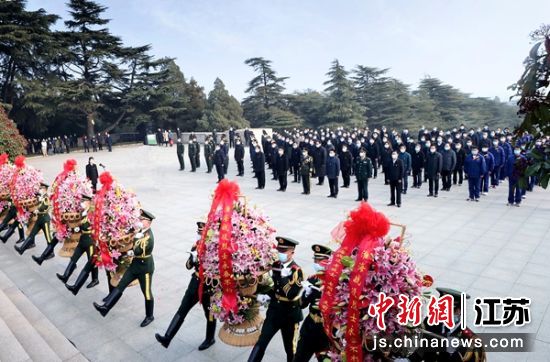 向淮海战役革命烈士敬献花篮。 徐州市委宣传部供图