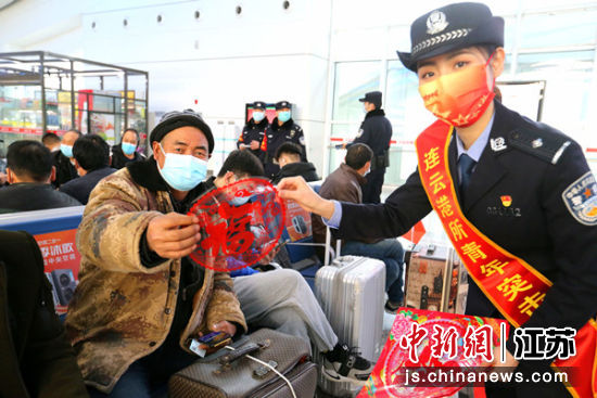 民警向旅客发放福字。梁西征 摄 民警向旅客发放福字。梁西征 摄