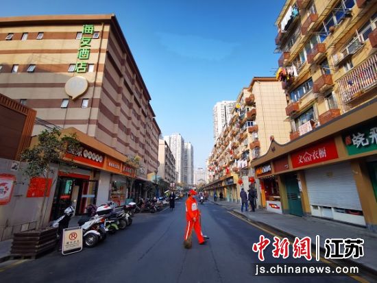 南京玄武�^新街口街道多元共治推�M�t�R美食街垃圾分�。�T海路