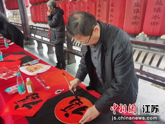书法家送“福”。 谷华 摄 书法家送“福”。 谷华 摄