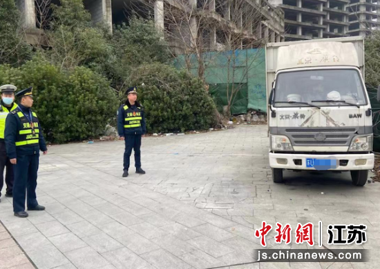 藏身烂尾楼的“黑油车”。新吴区交通运输局供图 藏身烂尾楼的“黑油车”。新吴区交通运输局供图