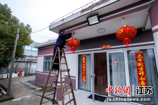 临近春节,马俭装扮警务室。张楠 摄 临近春节,马俭装扮警务室。张楠 摄