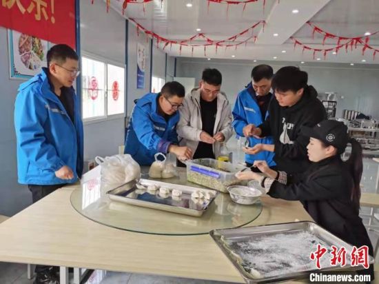 中铁建工集团江阴站项目部积极响应就地过年。 赵应强 摄 中铁建工集团江阴站项目部积极响应就地过年。 赵应强 摄