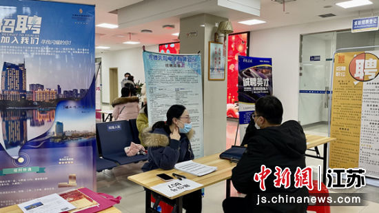求职者与用人单位面对面交流。陈沛昀 摄 求职者与用人单位面对面交流。陈沛昀 摄