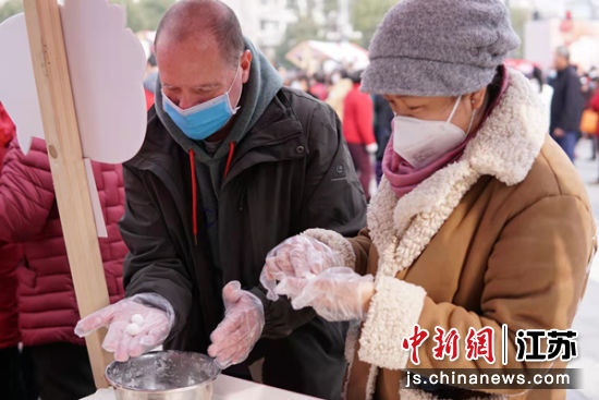 外籍友人体验传统美食制作。孙权 摄 外籍友人体验传统美食制作。孙权 摄