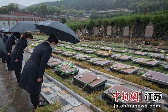 3月17日上午，南京举行清明节首场代祭扫活动。泱波 摄