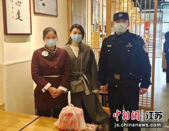在店员和民警的接力之下,20万元现金“完璧归赵”。 润州警方供图 在店员和民警的接力之下,20万元现金“完璧归赵”。 润州警方供图