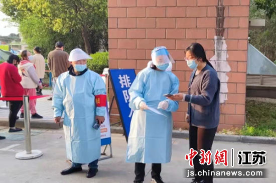 志愿者在工作中。无锡市文明办供图 志愿者在工作中。无锡市文明办供图