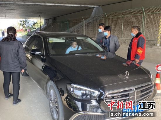 联防联治小分队走街串巷助力疫情防控。潘黄街道供图 联防联治小分队走街串巷助力疫情防控。潘黄街道供图