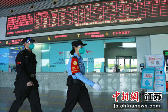 徐州鐵路公安處民警、輔警在徐州東站售票廳進行偵察。 閆銘 攝