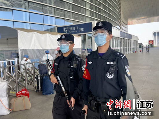 徐州鐵路特警在車站廣場展開武裝巡查，隨時應對處置腦溢血警情。胡晨勉 攝