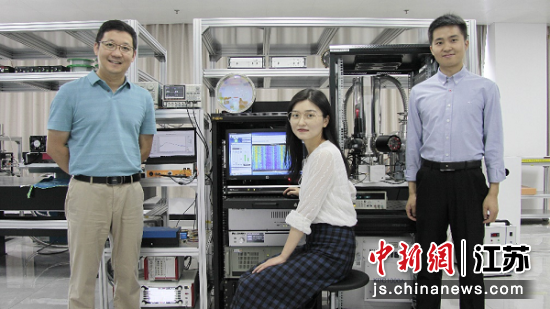 �F�主要成�T夏海云(左)、余�芬(中)、章振(右)�c���室原型�C。南京信息工程大�W供�D