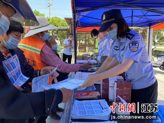 常州公安组织人员进行反诈宣传。 顾燕 摄 常州公安组织人员进行反诈宣传。 顾燕 摄