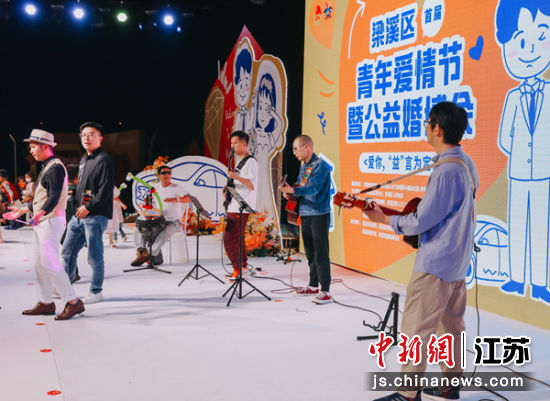 民谣弹唱。 民谣弹唱。