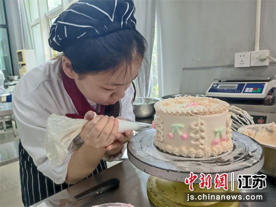 学生制作西点。孙权 摄 学生制作西点。孙权 摄