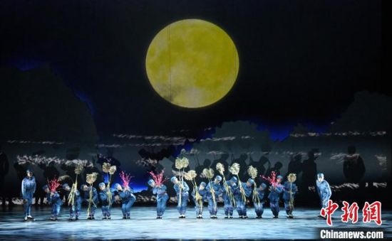 除了专业演员,25名淮安新安小学学生也参与了演出。 谭鑫 摄 除了专业演员,25名淮安新安小学学生也参与了演出。 谭鑫 摄