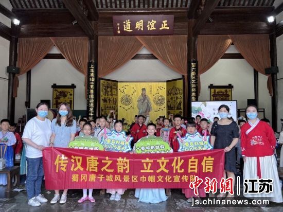 扬州小学生在体验传统文化中迎端午。贾俊俊 摄