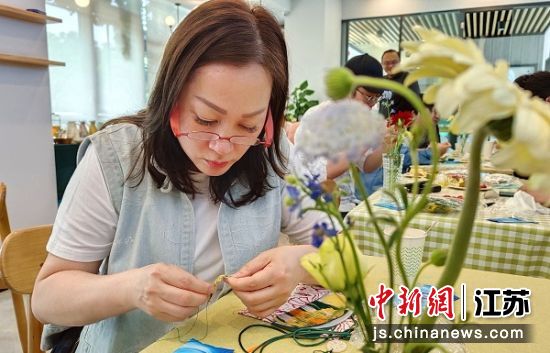 来自台湾台北的赖月里缝制香囊。张传明 摄