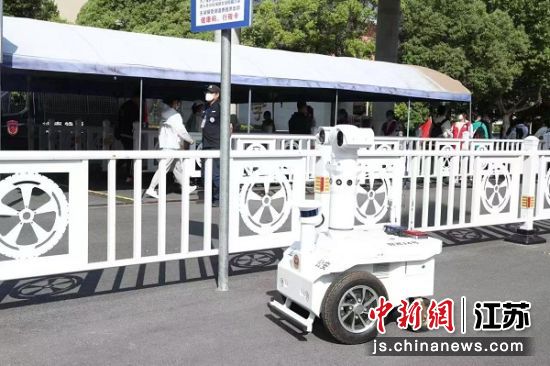 “智巡”无人车早考点附近巡逻。盐城警方供图 “智巡”无人车早考点附近巡逻。盐城警方供图