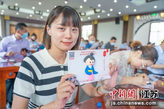 民众展示面塑里的“唐三彩”。 民众展示面塑里的“唐三彩”。