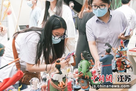 市民体验非遗。盐城市文广旅局供图 市民体验非遗。盐城市文广旅局供图