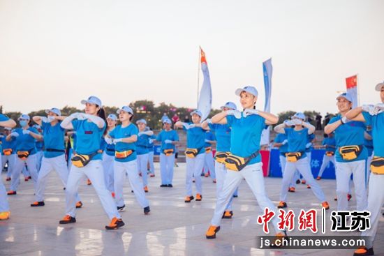 现场居民集体做运动。徐州市体育局供图 现场居民集体做运动。徐州市体育局供图