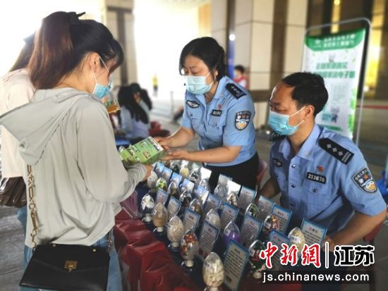 宣讲团成员结合岗位实践开展宣讲。 葛勇 摄 宣讲团成员结合岗位实践开展宣讲。 葛勇 摄
