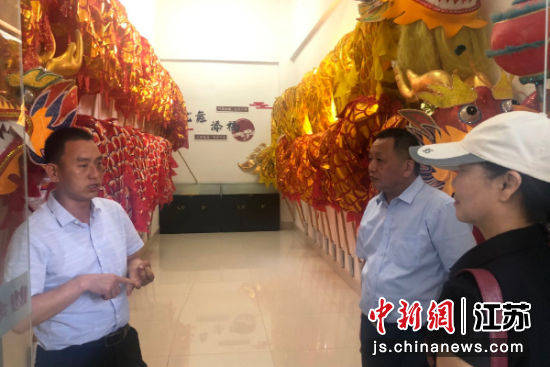 作家们在恒济镇建河村了解该村舞龙队发展历史。于从文 摄 作家们在恒济镇建河村了解该村舞龙队发展历史。于从文 摄
